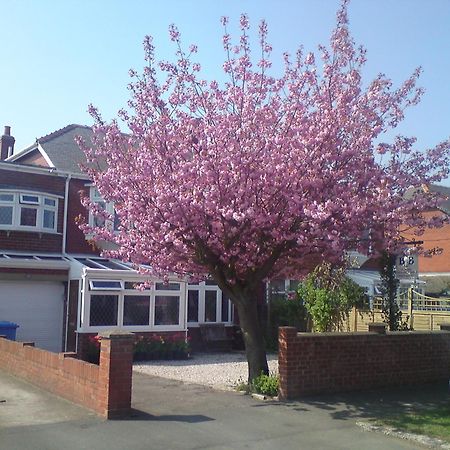 Cherry Blossom Guest House Уитби Екстериор снимка
