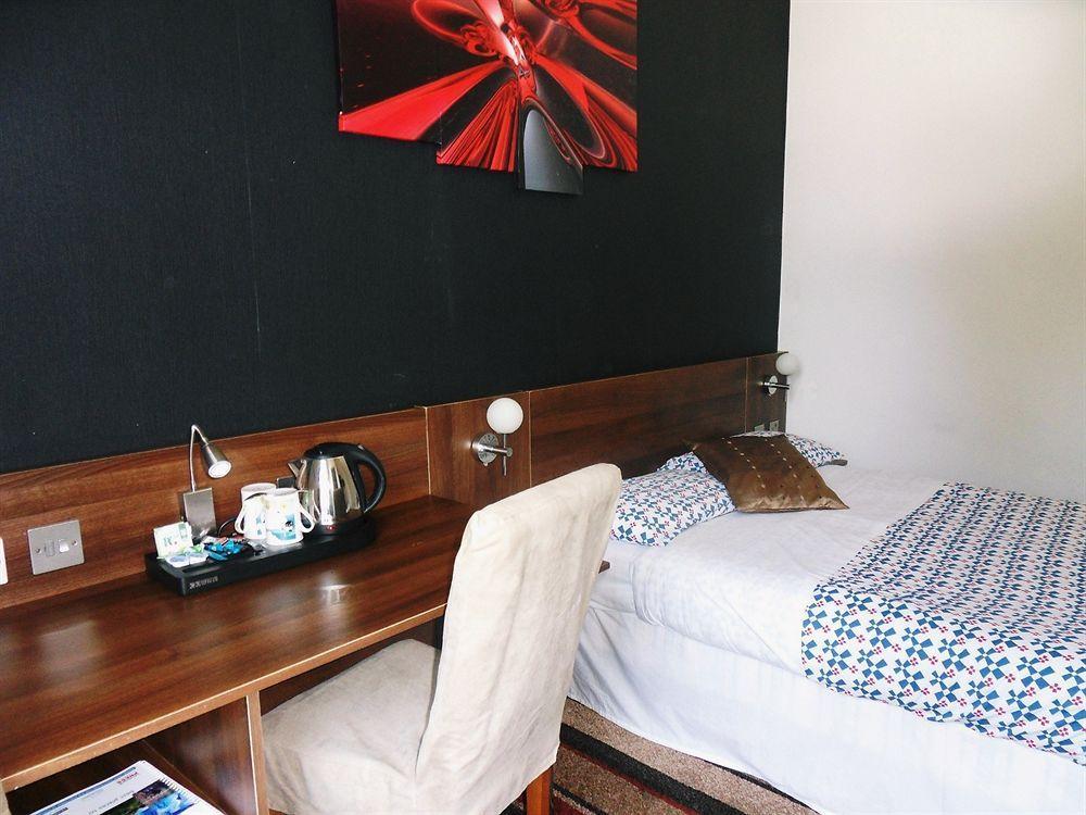 Cherry Blossom Guest House Уитби Екстериор снимка