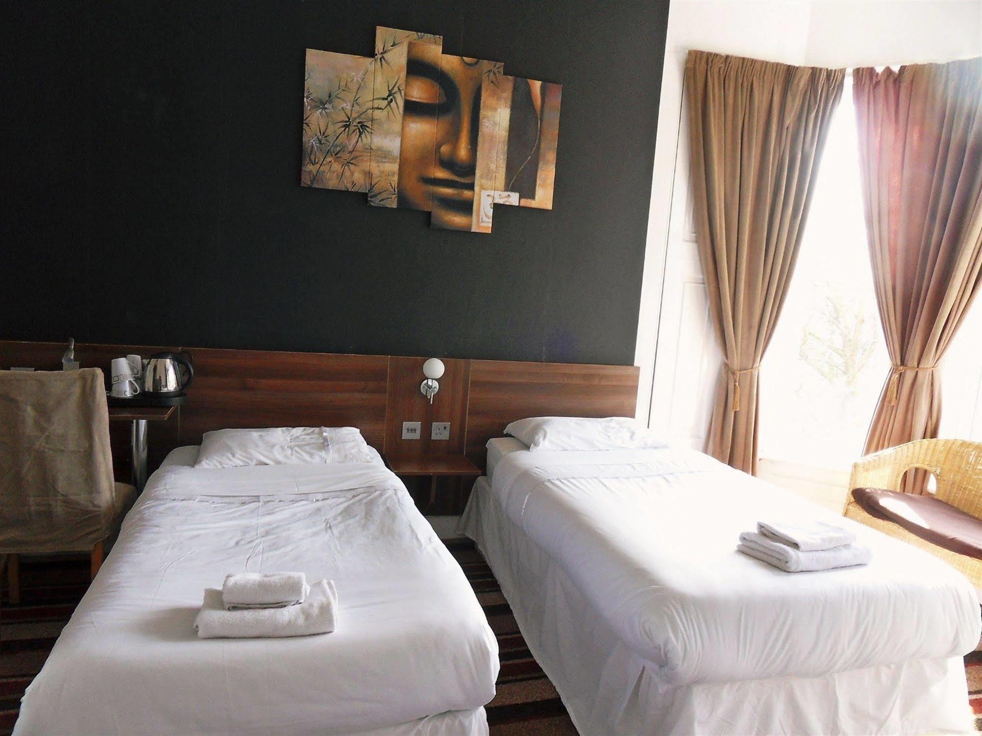 Cherry Blossom Guest House Уитби Екстериор снимка