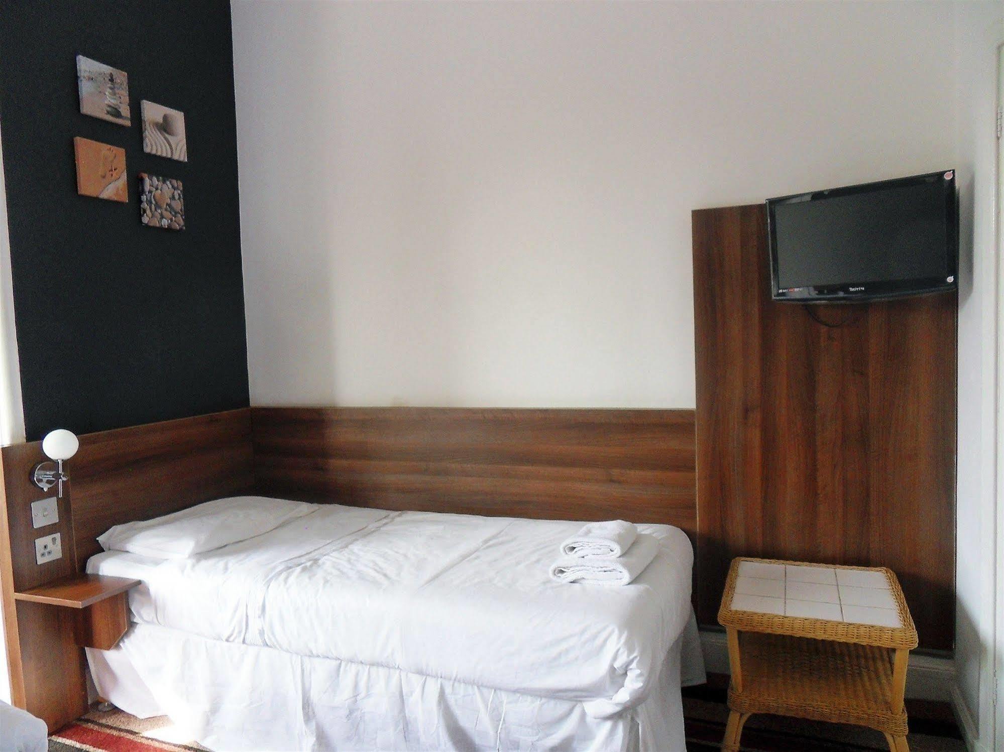 Cherry Blossom Guest House Уитби Екстериор снимка