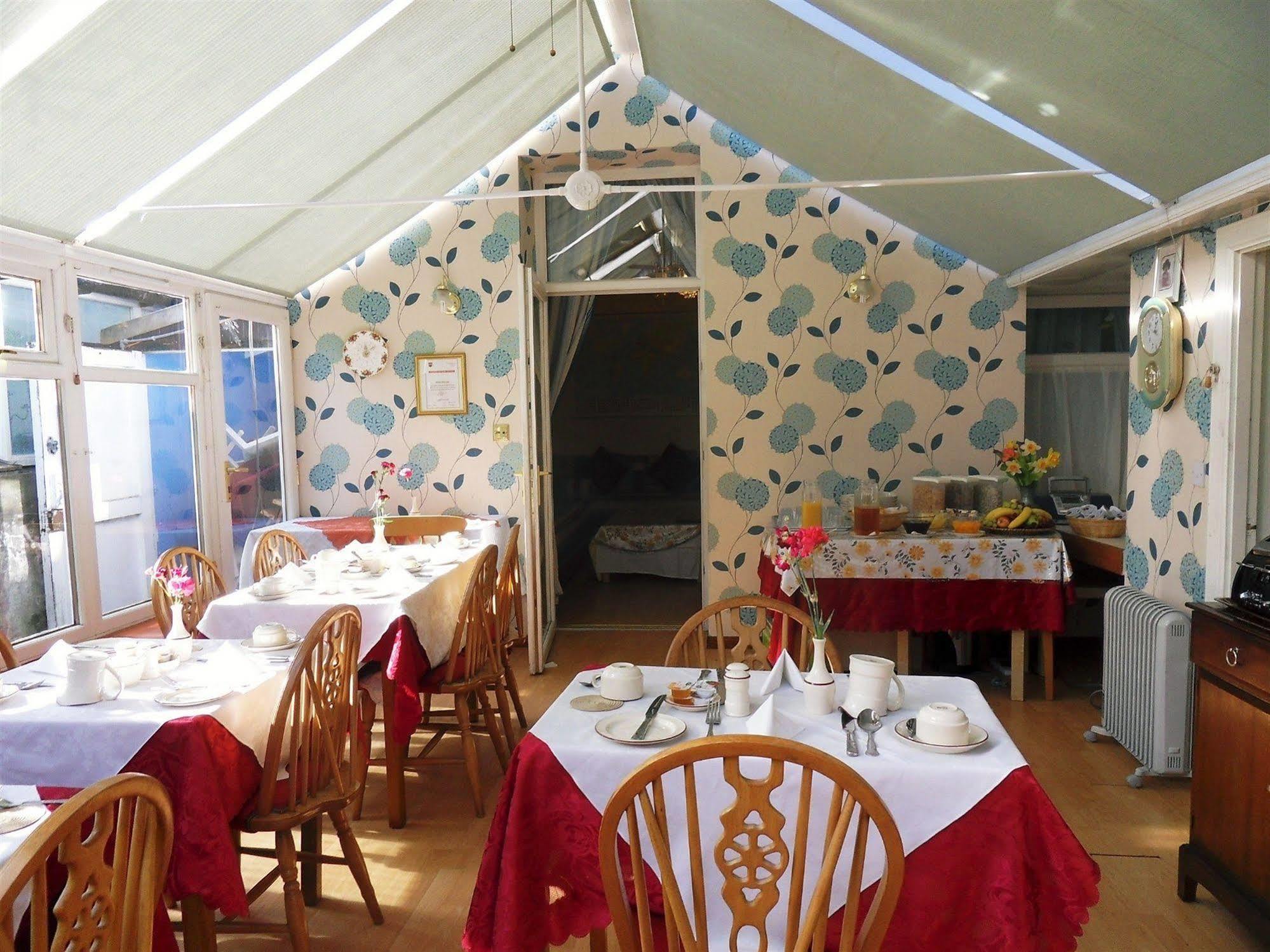 Cherry Blossom Guest House Уитби Екстериор снимка