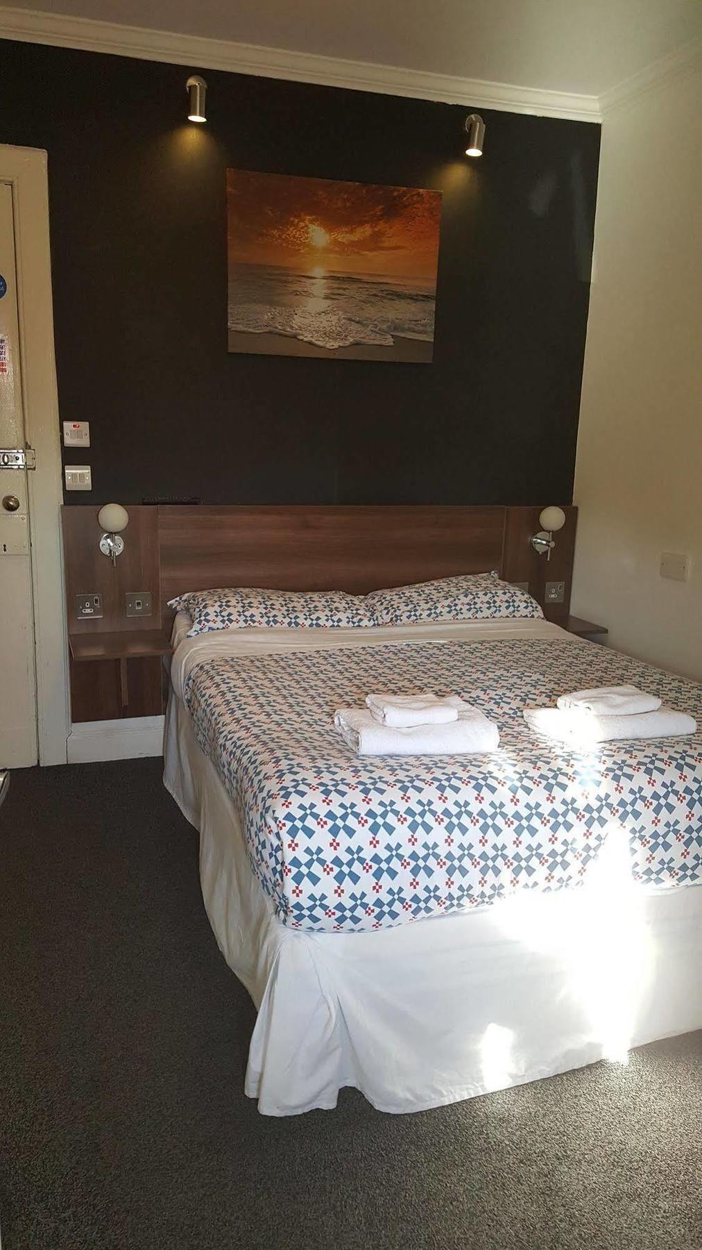 Cherry Blossom Guest House Уитби Екстериор снимка